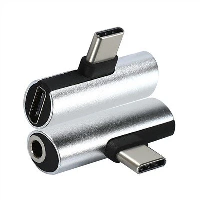 Adaptér USB C na audio a nabíjačku v tvare T v striebornej farbe